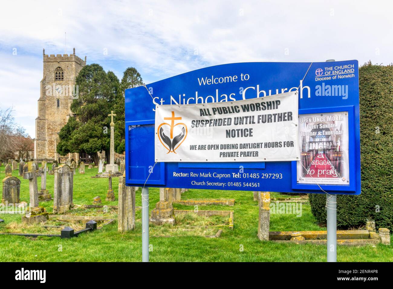 Tutti i luoghi di culto pubblici sospesi fino a ulteriore avviso cartello fuori della chiesa del villaggio di Norfolk. Foto Stock