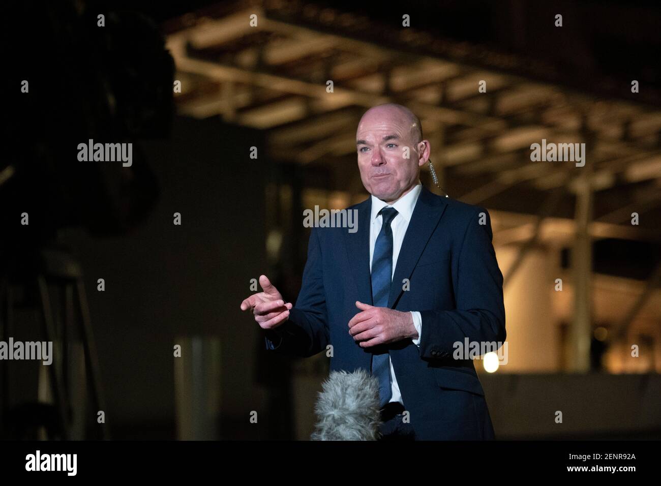 Edimburgo, Scozia, Regno Unito. 26 Feb 2021. Nella foto: James Matthews che riferisce in diretta per Sky News al di fuori di Holyrood dopo Alex Salmond ex primo ministro della Scozia ed ex leader del Partito Nazionale Scozzese (SNP), ha visto lasciare Holyrood dopo aver dato prova al Comitato del Governo Scozzese di gestire le denunce di molestie. Credit: Colin Fisher/Alamy Live News Foto Stock