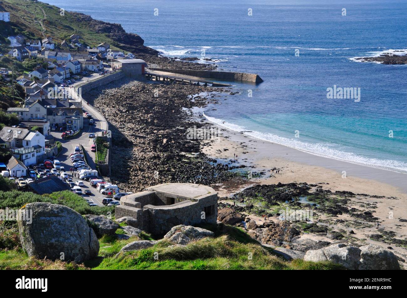Una scatola di pillola di granito WW2 che si affaccia sulla spiaggia e la città in baia di Sennen, costruita come parte delle difese costiere durante la guerra.Sennen, PE occidentale Foto Stock
