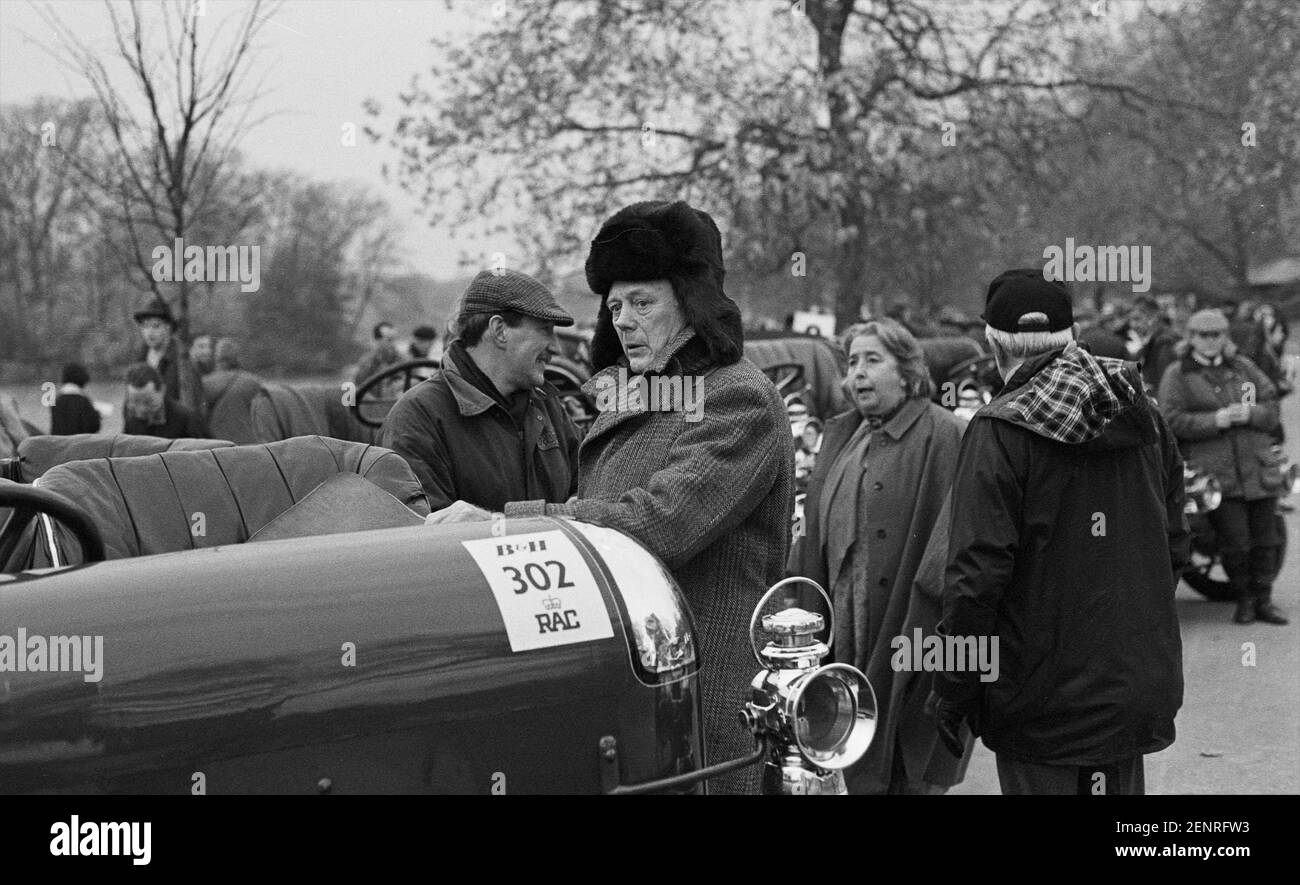 Lord Montagu, un famoso collezionista di auto d'epoca, attende l'inizio dell'annuale raduno di Londra a Brighton ad Hyde Park, Londra Foto Stock