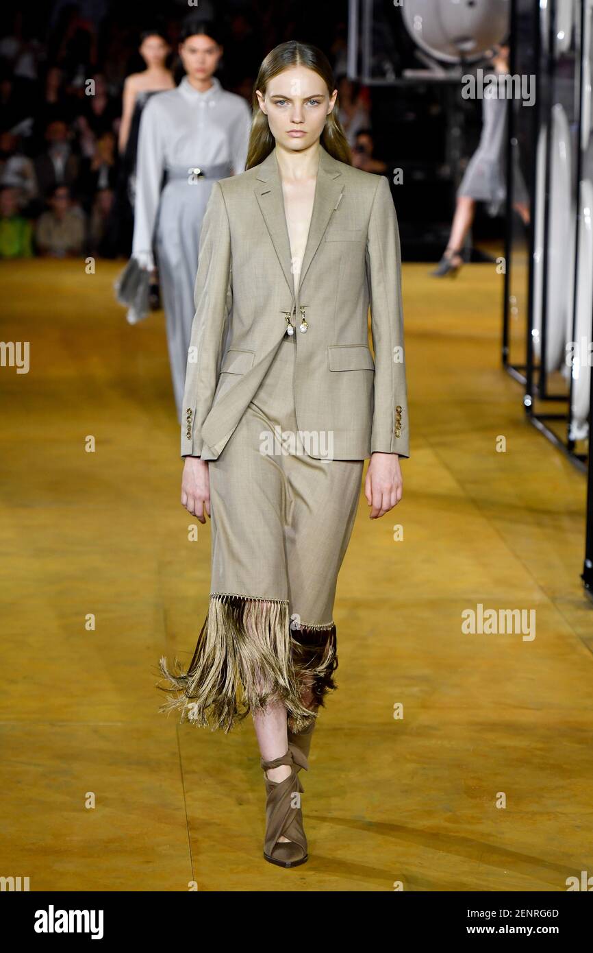 Fran Summers camminando sulla pista Burberry Fashion Show durante la  settimana della moda di Londra Womenswear