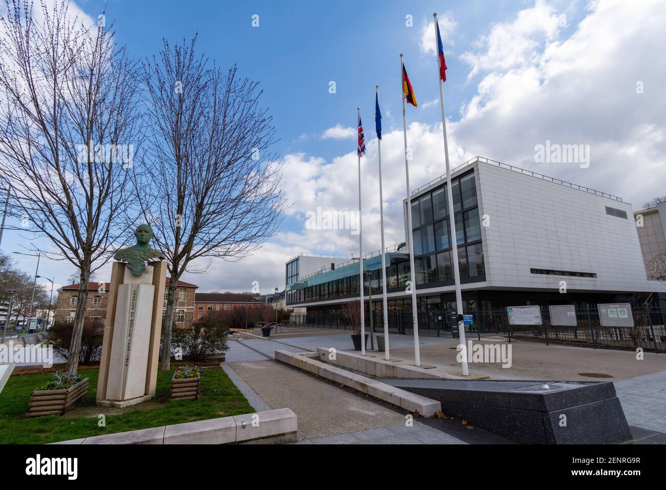 Sèvres, Francia - 26 febbraio 2021: Vista della piazza Charles de Gaulle con il busto di Charles de Gaulle e il collegio di Sèvres (internazionale s Foto Stock