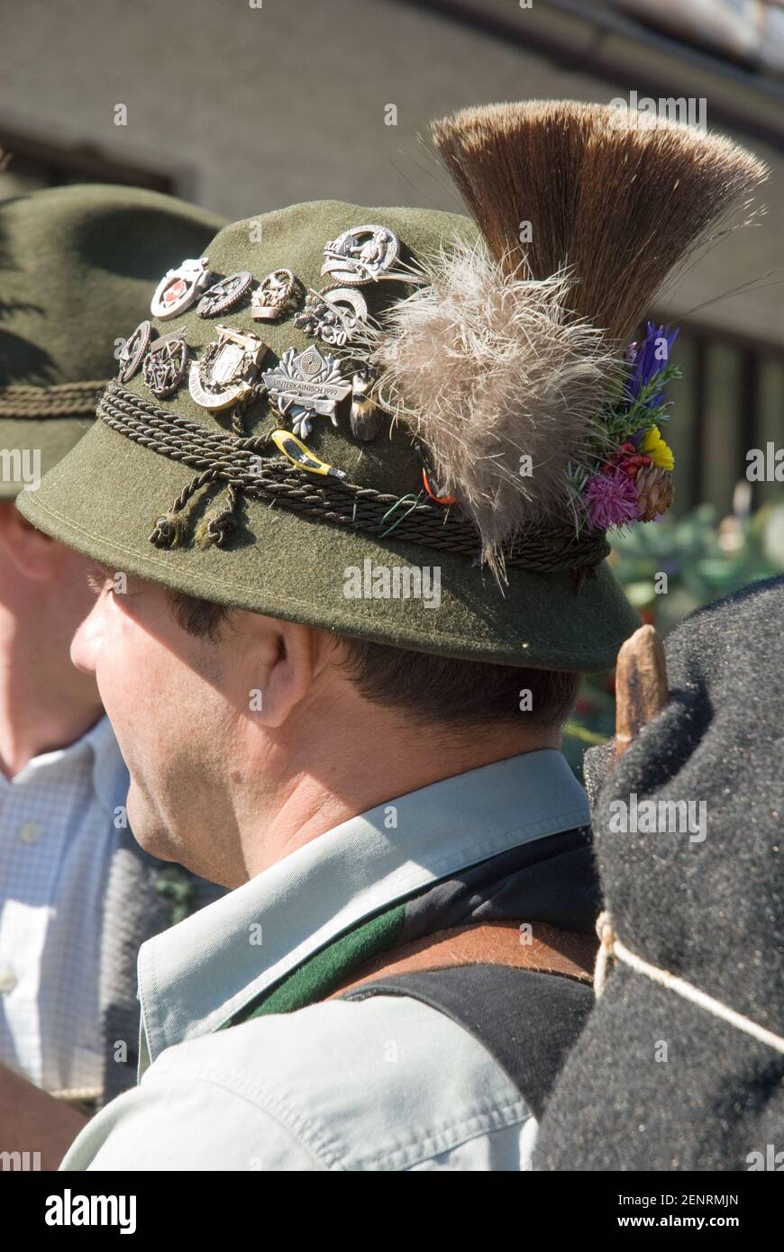 Uomo con cappello alpino adornato con stemmi a cappello e Gamsbart,  Salzkammergut interno, Austria Foto stock - Alamy