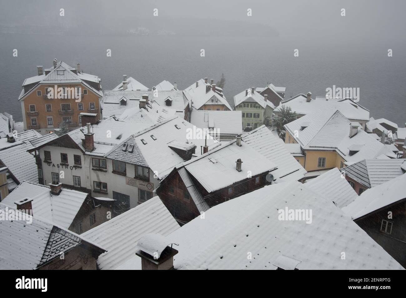 Hallstatt villaggio dall'alto in inverno durante le nevicate, Hallstatt, interno Salzkammergut, Austria Foto Stock