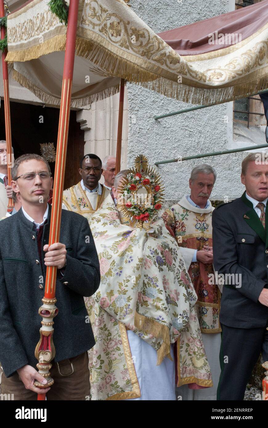 Processione di Corpus Christi ad Hallstatt con uomini in costume festivo e sacerdote che porta la mostruosità, Hallstatt, Austria Foto Stock