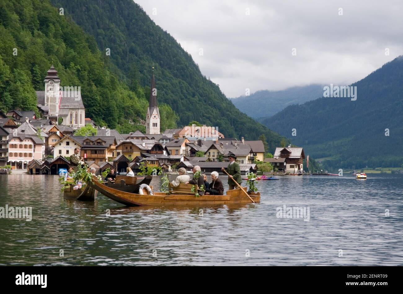 Processione di Pentecoste con Plaetten adornato, barche a fondo piatto su Hallstaetter vedere di fronte al villaggio di Hallstatt, alta Austria, Austria Foto Stock