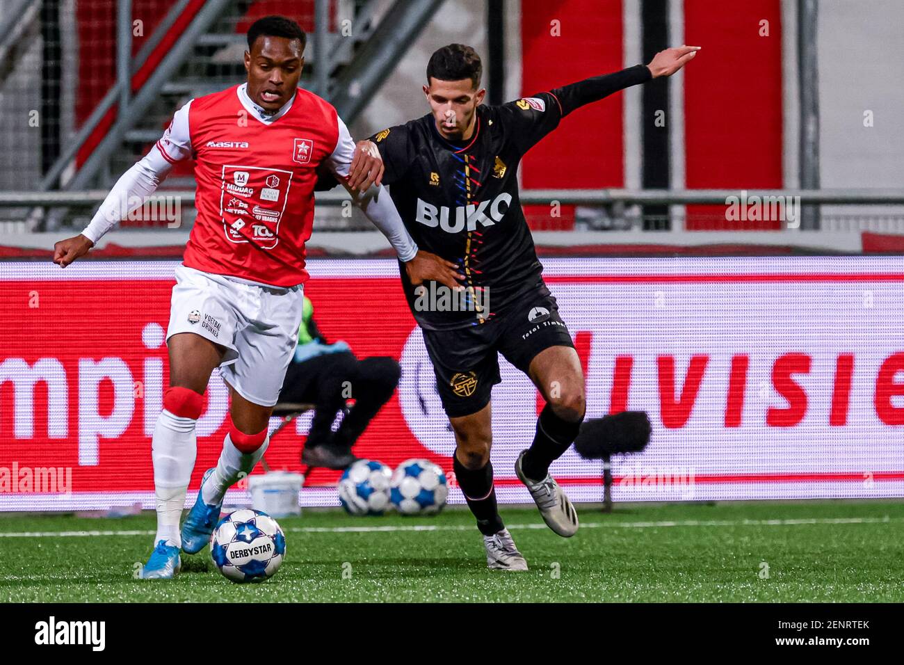 MAASTRICHT, PAESI BASSI - FEBBRAIO 26: Joy Lance Mickels di MVV Maastricht, Farouq Limouri di SC Telstar durante la partita olandese di Keukenkampioendivisie Foto Stock