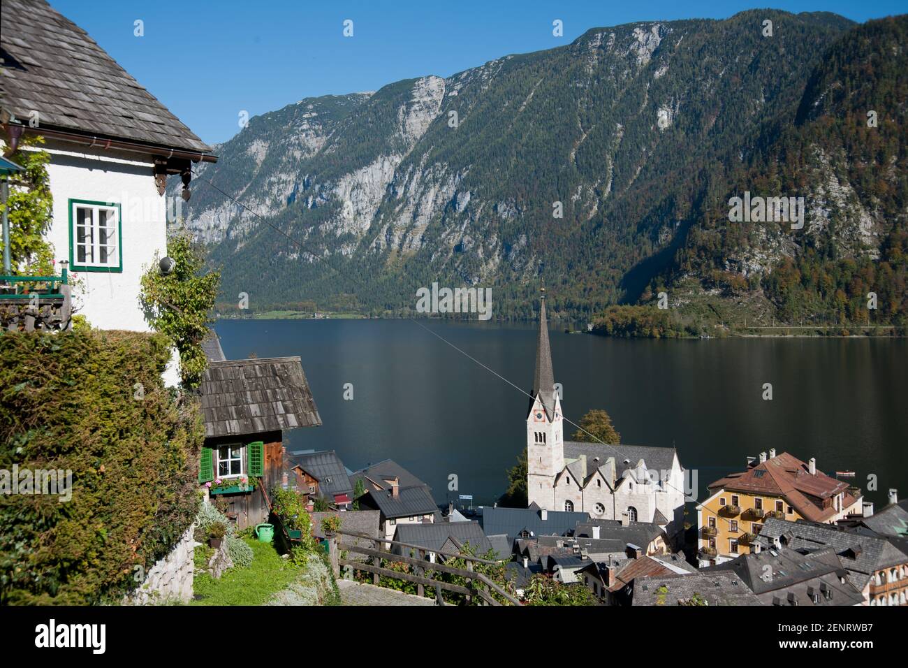 Tetti in legno e case-barca di Hallstatt villaggio sul lago di Hallstaetter See, alta Austria, Inneres Salzkammergut Foto Stock