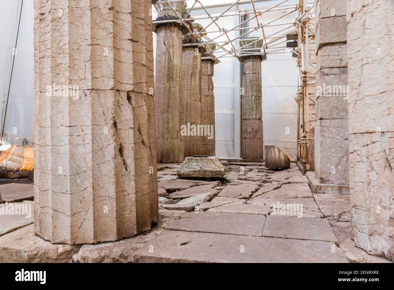 Bassae, Grecia. Grandi colonne in rovina del Tempio di Apollo Epicuro  all'interno di una tenda Foto stock - Alamy
