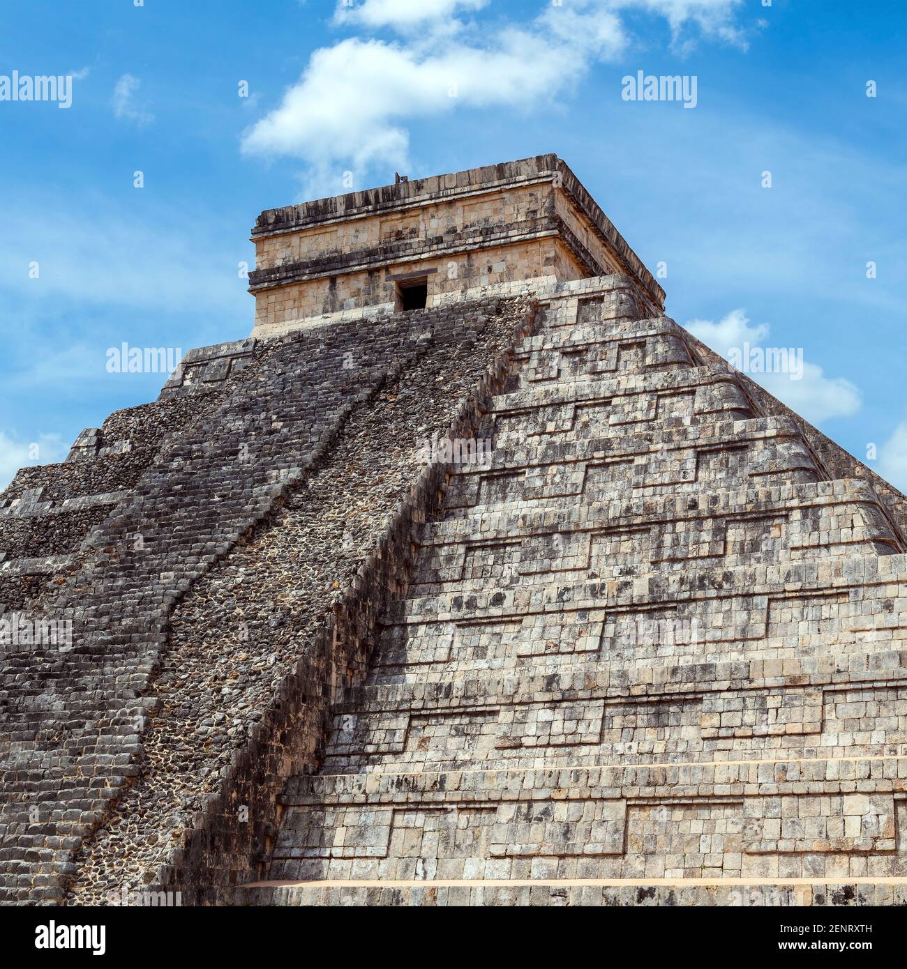 Primo piano della piramide di Kukulkan maya, Chichen Itza, Yucatan, Messico. Foto Stock