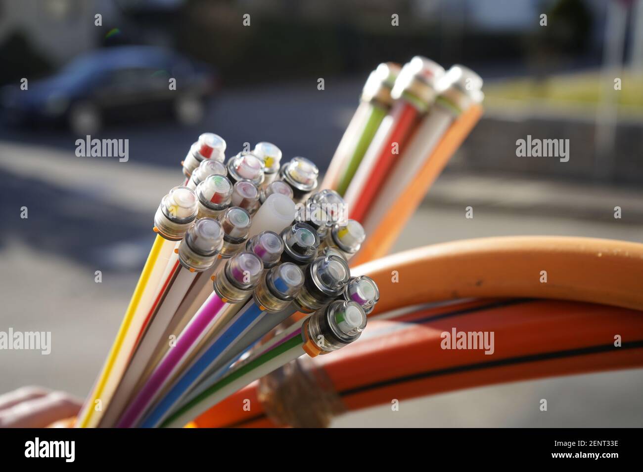 i cavi in fibra di vetro per internet velocizzano la connessione di rete Foto Stock