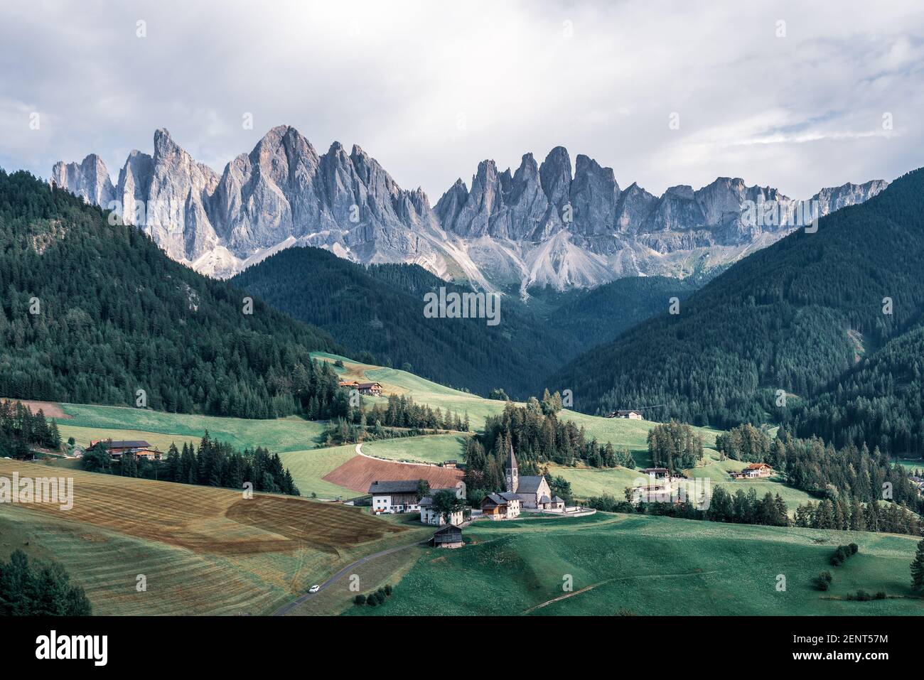 Le vette dell'Odle e la chiesa di Santa Maddalena. Sankt Maddalena, Val di Funes in Italia. Foto Stock