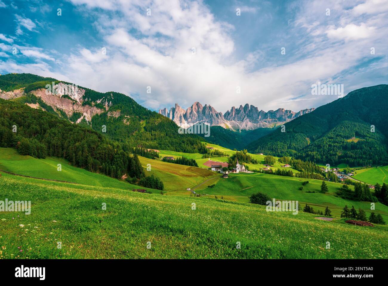 Le vette dell'Odle e la chiesa di Santa Maddalena. Sankt Maddalena, Val di Funes in Italia. Foto Stock