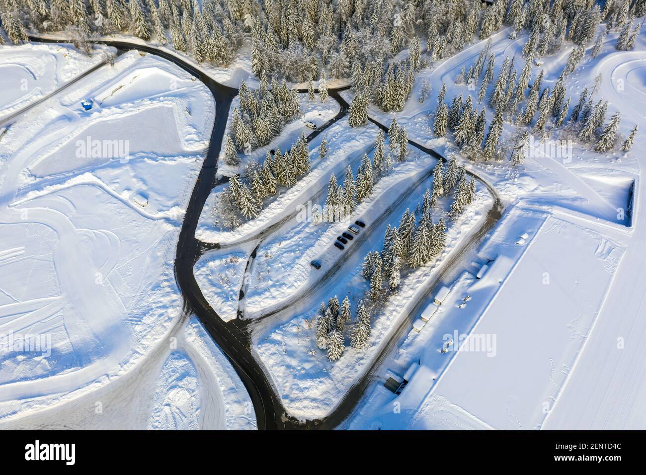 Camper parcheggiato in un paesaggio invernale innevato. Vista aerea. Foto Stock
