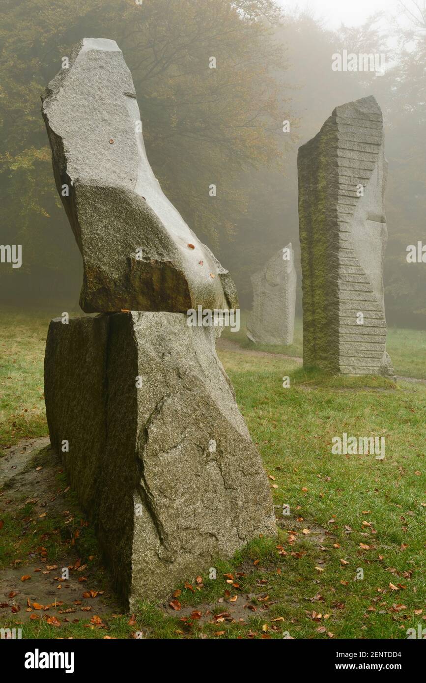 Pietre permanente a Heaven's Gate nel Longleat Estate, Wiltshire, Regno Unito. Le pietre sono state scolpite da artista Paul Norris. Foto Stock