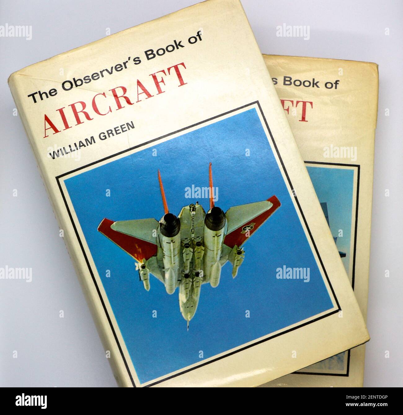 The Observer's Book of Aircraft dal 1973 e 1974 con Una foto una USAF General Dynamics dipinta di rosso e bianco F-111 bombardiere da caccia Aardvark ad ala oscillante Foto Stock