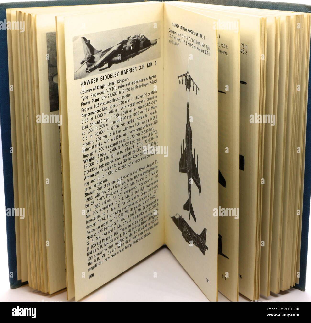 Il libro di osservatori di aeromobili dal 1974 in piedi aperto a. Le pagine con il Hawker Siddeley Harrier GR Mark 3 caccia salto jet in bianco e nero Foto Stock