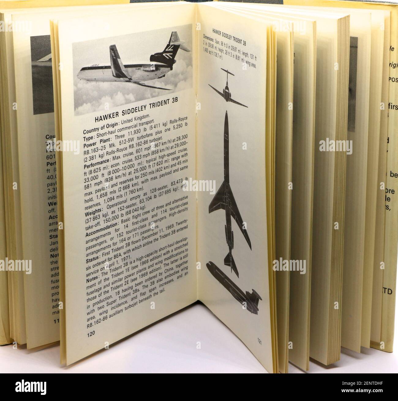 Il libro di osservatori di aeromobili dal 1973 in piedi aperto a. Le pagine che mostrano il Tridente Hawker Siddeley 3B in BEA livrea in bianco e nero Foto Stock