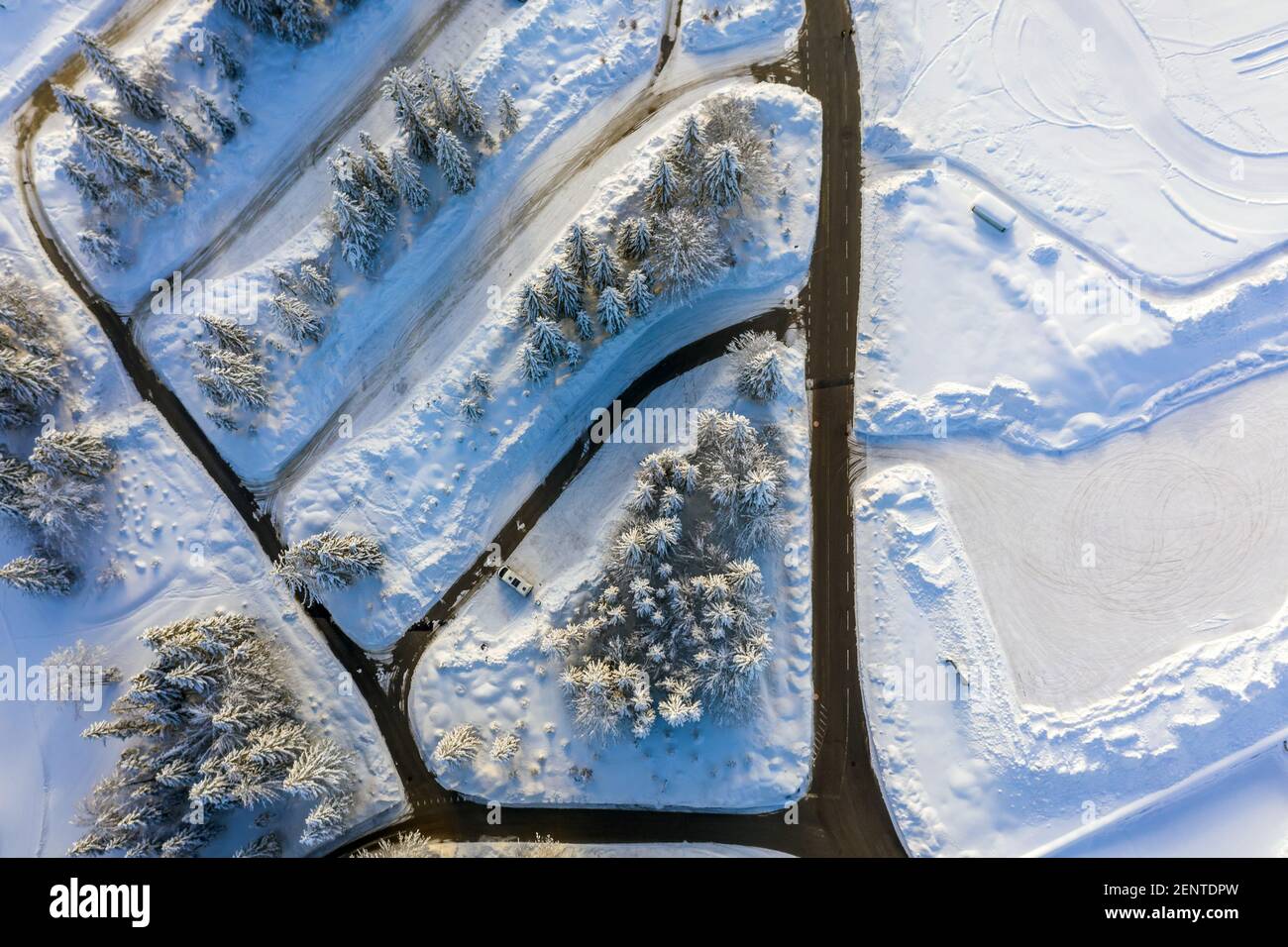 Camper parcheggiato in un paesaggio invernale innevato. Vista aerea. Foto Stock