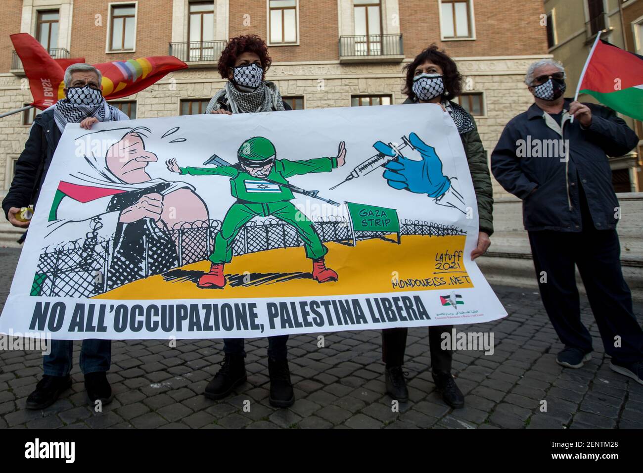 Roma, Italia. 26 Feb 2021. Attivisti pro-palestinesi e membri del pubblico si sono riuniti in Piazza San Silvestro per invitare l'Unione europea e la Comunità internazionale ad agire sulla situazione dei vaccini anti-Covid-19/Coronavirus che presumibilmente non sono stati dati da Israele alla popolazione palestinese nei territori occupati - soprattutto Nella striscia di Gaza - e ai prigionieri politici palestinesi detenuti nelle prigioni israeliane. Foto Stock