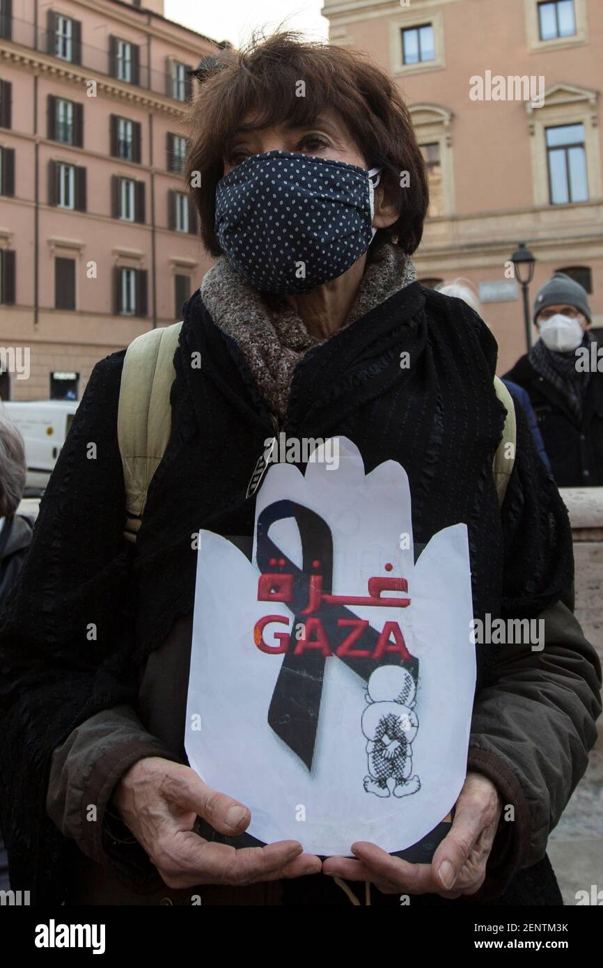 Roma, Italia. 26 Feb 2021. Attivisti pro-palestinesi e membri del pubblico si sono riuniti in Piazza San Silvestro per invitare l'Unione europea e la Comunità internazionale ad agire sulla situazione dei vaccini anti-Covid-19/Coronavirus che presumibilmente non sono stati dati da Israele alla popolazione palestinese nei territori occupati - soprattutto Nella striscia di Gaza - e ai prigionieri politici palestinesi detenuti nelle prigioni israeliane. Foto Stock