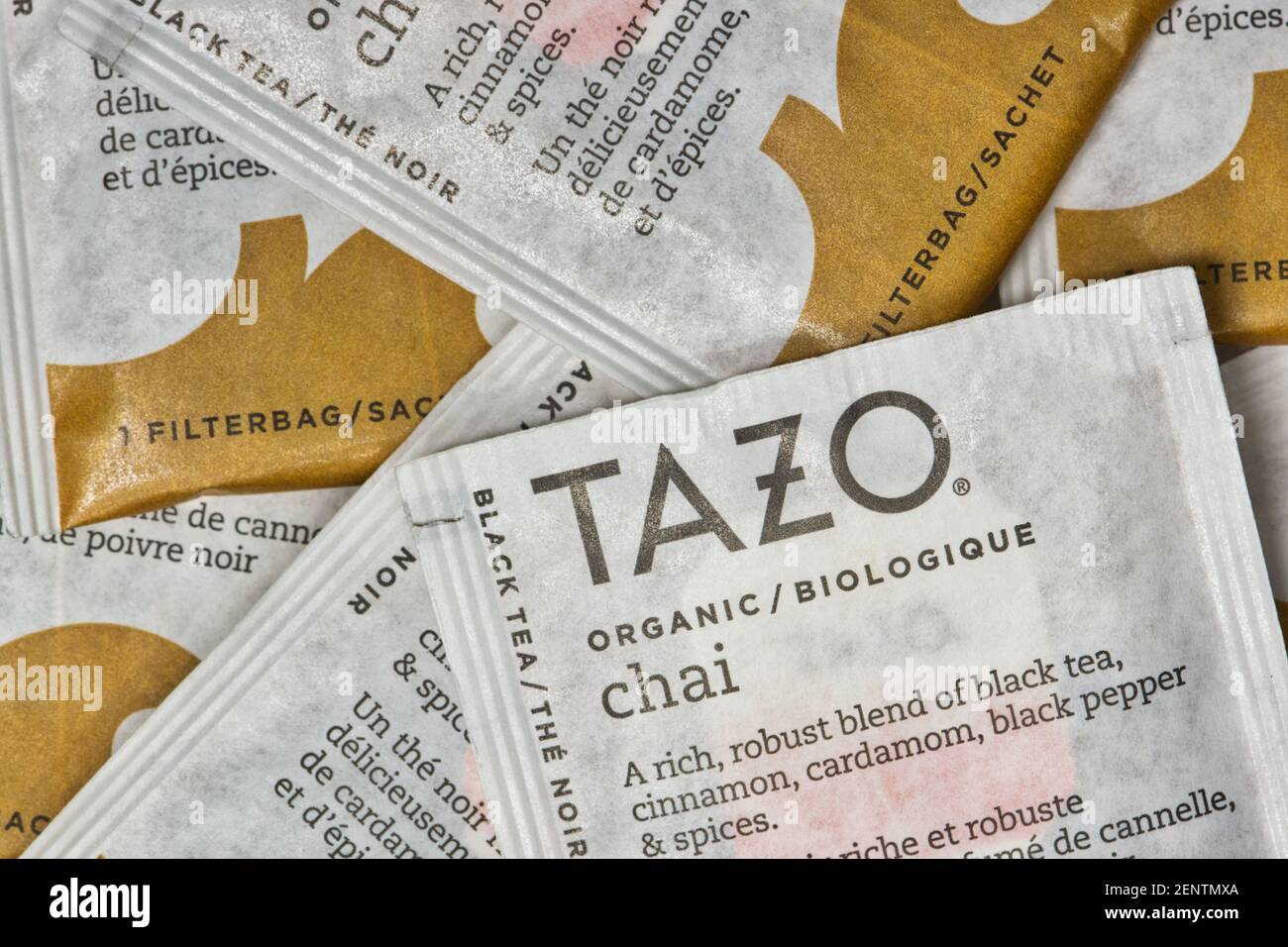 Houston, Texas USA 02-25-2021: Pacchetti quadrati di Tazo chai flavor non aperti, immagine macro. L'azienda è stata fondata nel 1994. Foto Stock