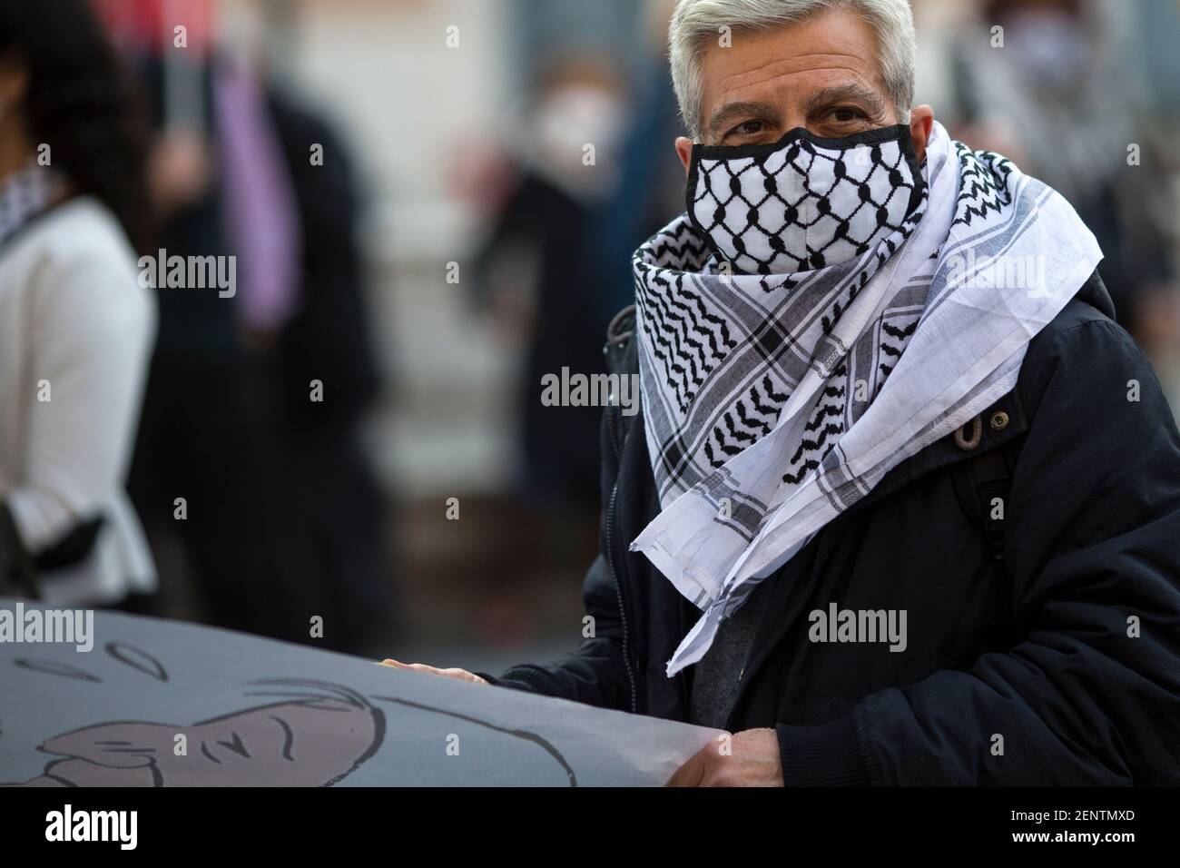 Roma, Italia. 26 Feb 2021. Attivisti pro-palestinesi e membri del pubblico si sono riuniti in Piazza San Silvestro per invitare l'Unione europea e la Comunità internazionale ad agire sulla situazione dei vaccini anti-Covid-19/Coronavirus che presumibilmente non sono stati dati da Israele alla popolazione palestinese nei territori occupati - soprattutto Nella striscia di Gaza - e ai prigionieri politici palestinesi detenuti nelle prigioni israeliane. Foto Stock