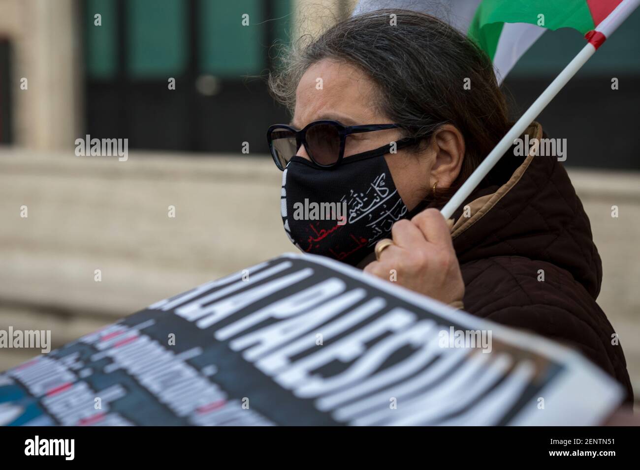 Roma, Italia. 26 Feb 2021. Attivisti pro-palestinesi e membri del pubblico si sono riuniti in Piazza San Silvestro per invitare l'Unione europea e la Comunità internazionale ad agire sulla situazione dei vaccini anti-Covid-19/Coronavirus che presumibilmente non sono stati dati da Israele alla popolazione palestinese nei territori occupati - soprattutto Nella striscia di Gaza - e ai prigionieri politici palestinesi detenuti nelle prigioni israeliane. Foto Stock