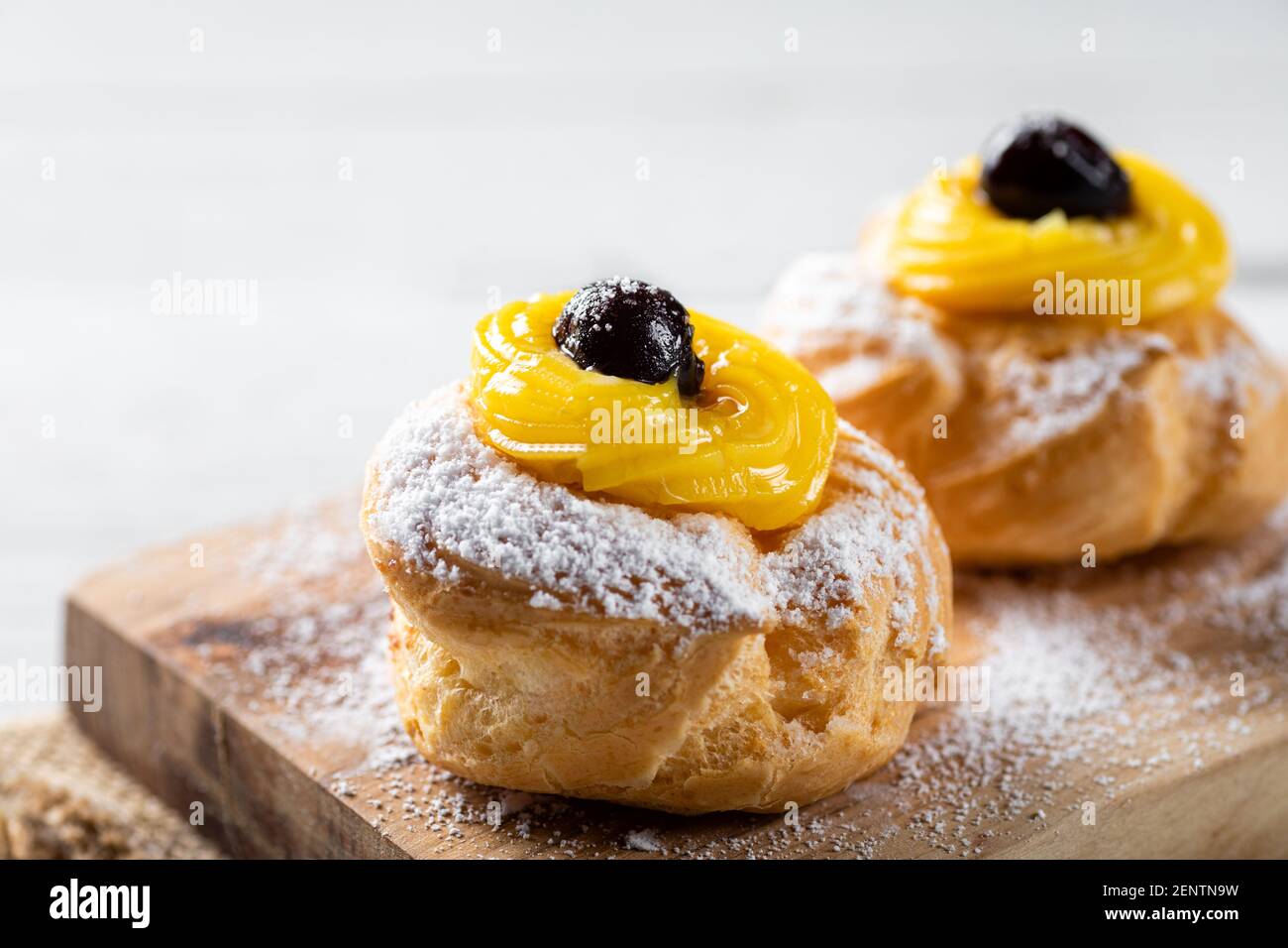 Zeppole fatto in casa di San Giuseppe su tavola rustica Foto Stock