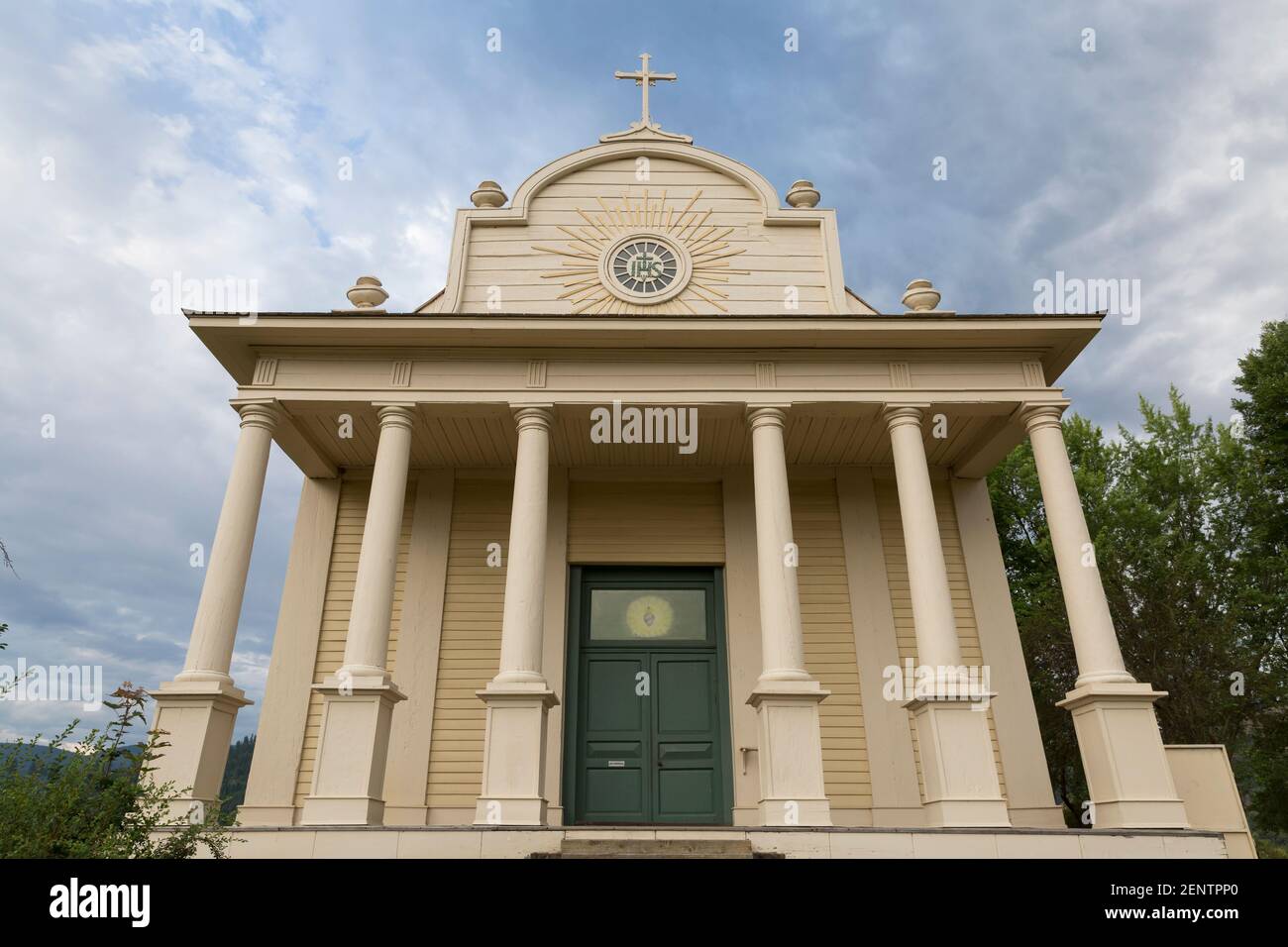 Le nubi della tempesta si sviluppano sulla Missione del Sacro cuore nell'Old Mission state Park, Cataldo, Idaho. Foto Stock