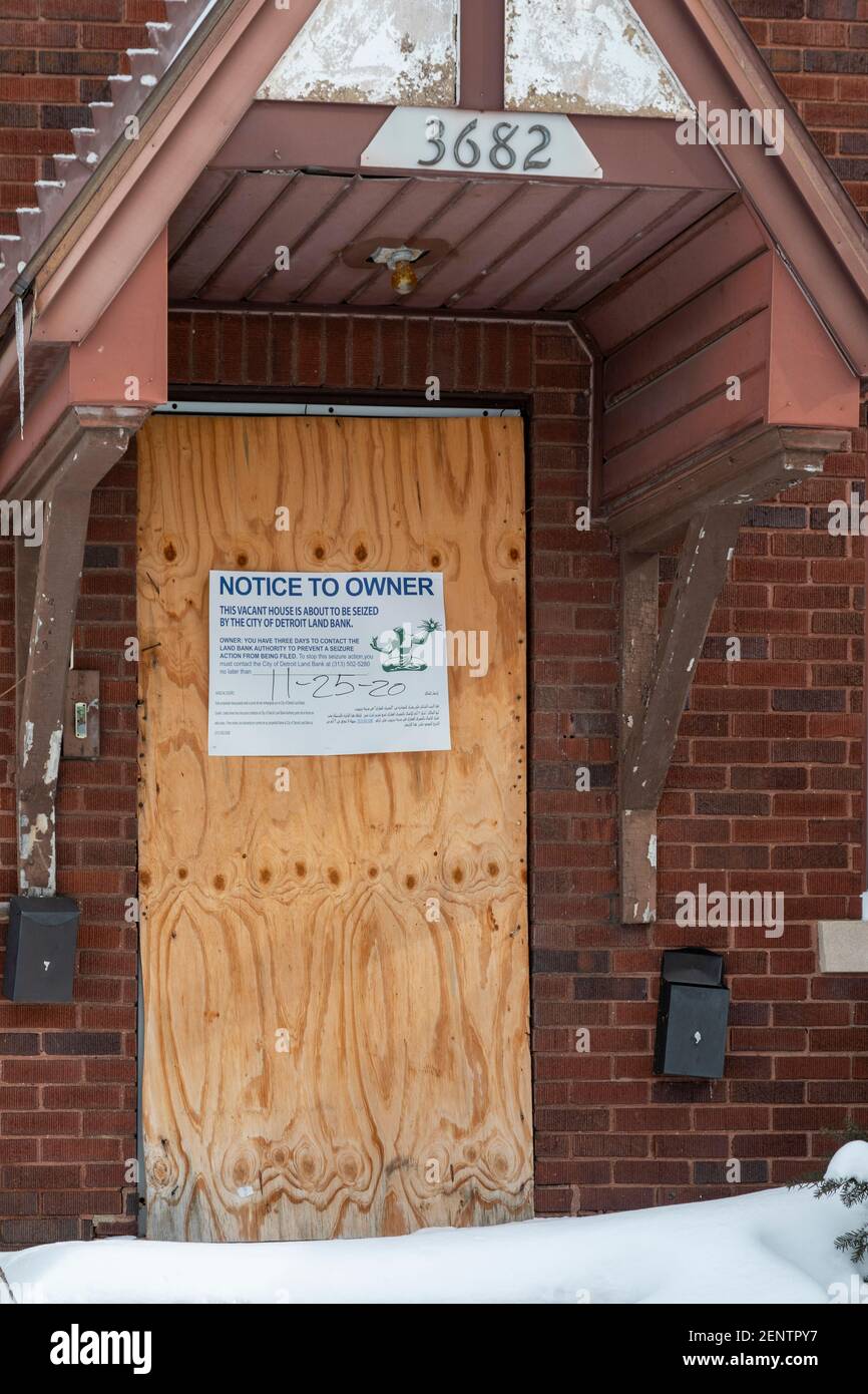 Detroit, Michigan - UN avviso sulla porta di una casa vacante avverte che la Detroit Land Bank si impadronirà della sua proprietà come parte del Nuisance Abatem di Detroit Foto Stock