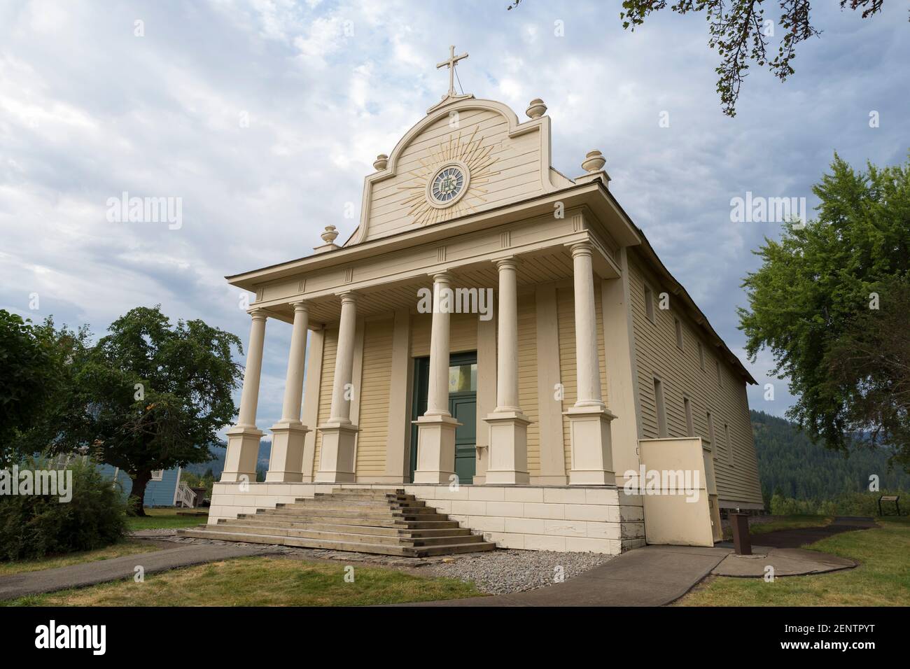 Le nubi della tempesta si sviluppano sulla Missione del Sacro cuore nell'Old Mission state Park, Cataldo, Idaho. Foto Stock
