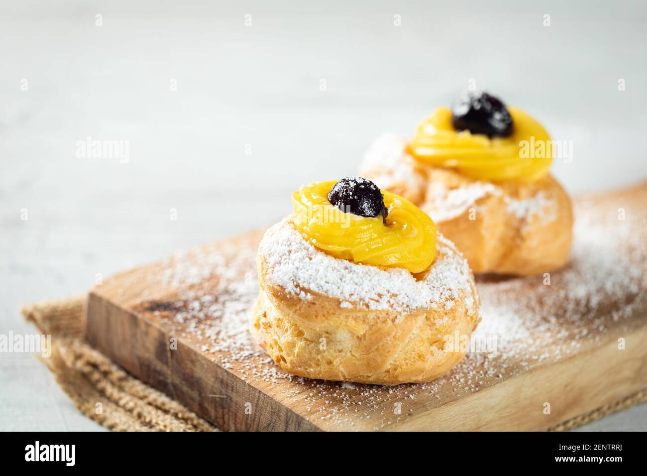 Zeppole fatto in casa di San Giuseppe su tavola rustica Foto Stock