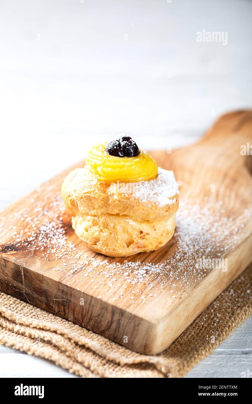 Zeppole fatto in casa di San Giuseppe su tavola rustica Foto Stock