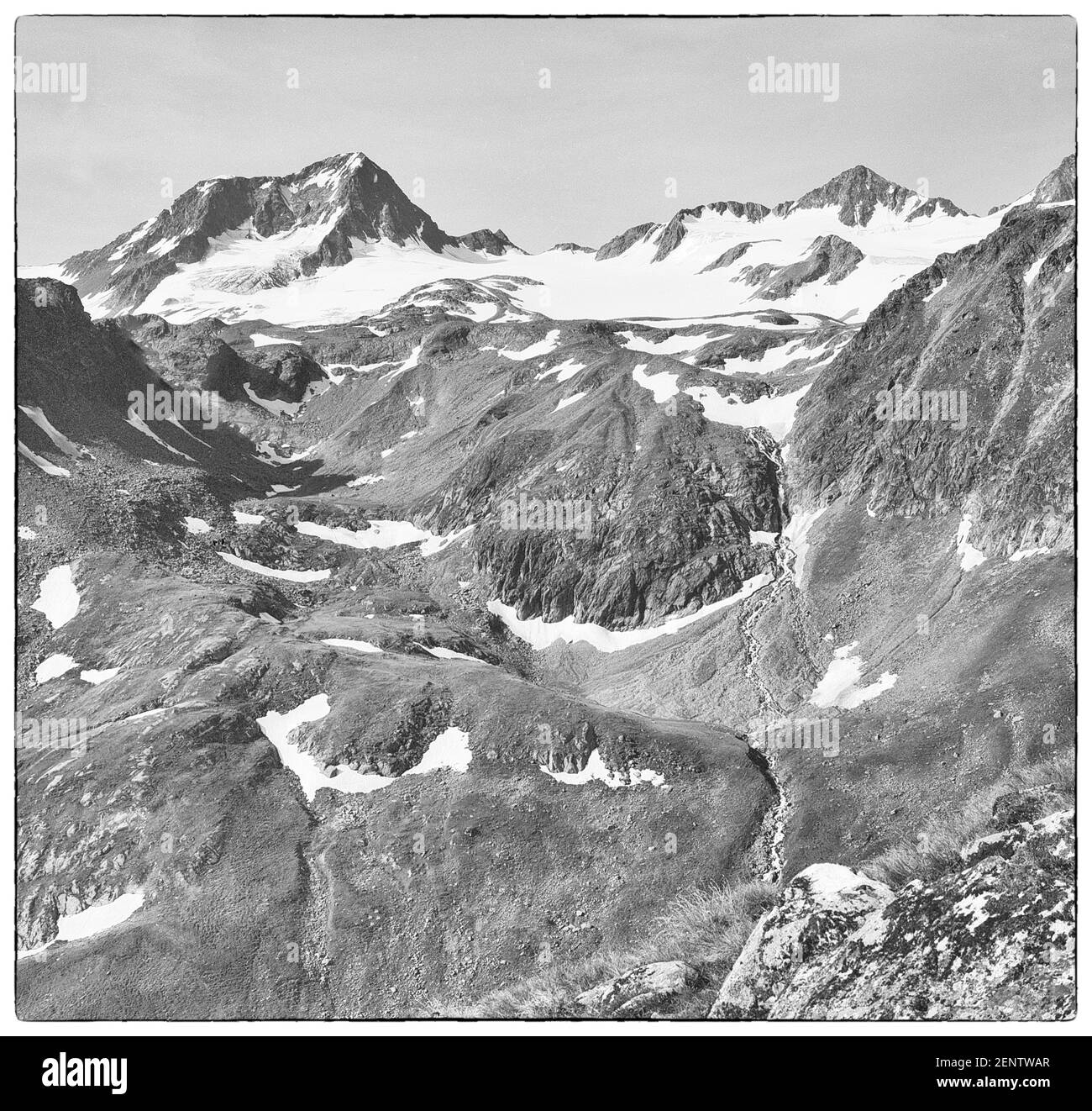 Austria, Tirolo. L'immagine qui è di una zona conosciuta come il Wilde Grube per i numerosi fossati e le incavi che esistono, guardando verso la Schaufel Spitze, sinistra e Stubaier Wild Spitze montagna, a destra, come era nel 1968 Foto Stock
