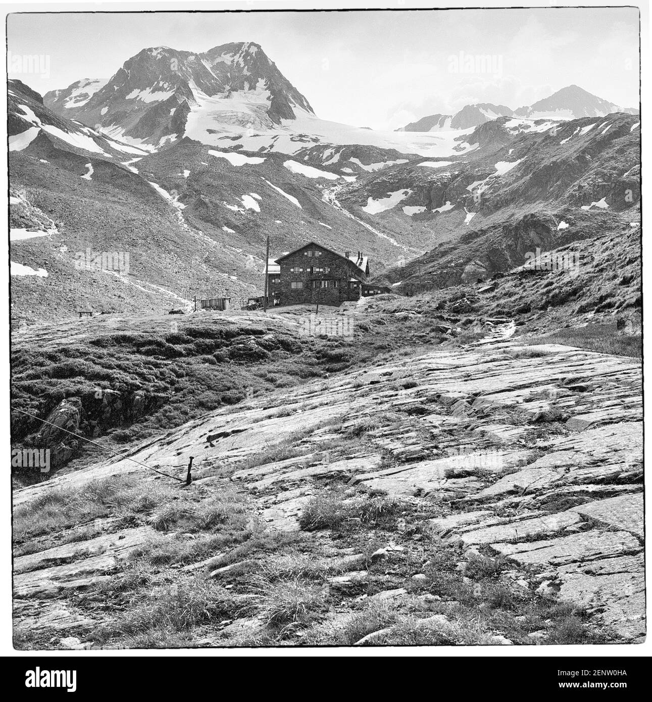 Austria, Tirolo. Questo è del Club Alpino tedesco, DAV, Rifugio di rifugio di Dresda alla testa della valle dello Stubaital, che guarda verso il monte Schaufel Spitze come nel 1968, tutto prima che la zona fosse incontaminata prima di essere stata pesantemente progettata dalla Stubai Glacier Company in un'area sciistica ora ricca di piloni da sci, ristoranti e caffè. Foto Stock