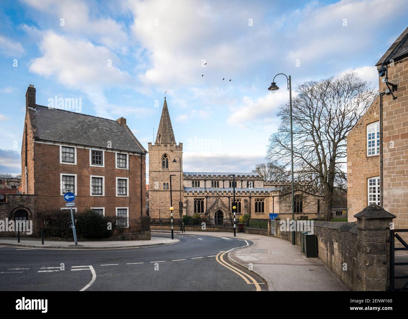 Mansfield UK St Peters Church Town Center con vicarage e. strada di sola andata che passa attraverso il villaggio estate cielo blu deserta durante le restrizioni di blocco Foto Stock