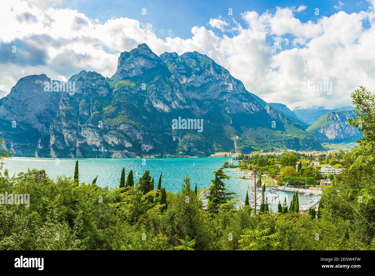 Vista aerea presso il famoso punto di riferimento turistico Riva del Garda Village presso il lago di Garda, Italia. su una bella giornata d'estate. Blu acqua, rocce, montagne, su Foto Stock