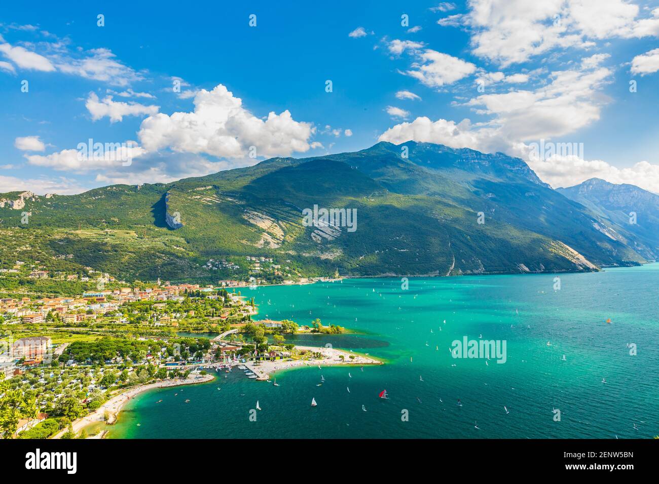Vista aerea presso la popolare villaggi turistici Linfano e Torbole a nord del lago di Garda, Italia. su una bella giornata d'estate. Blu acqua, rocce, mountai Foto Stock