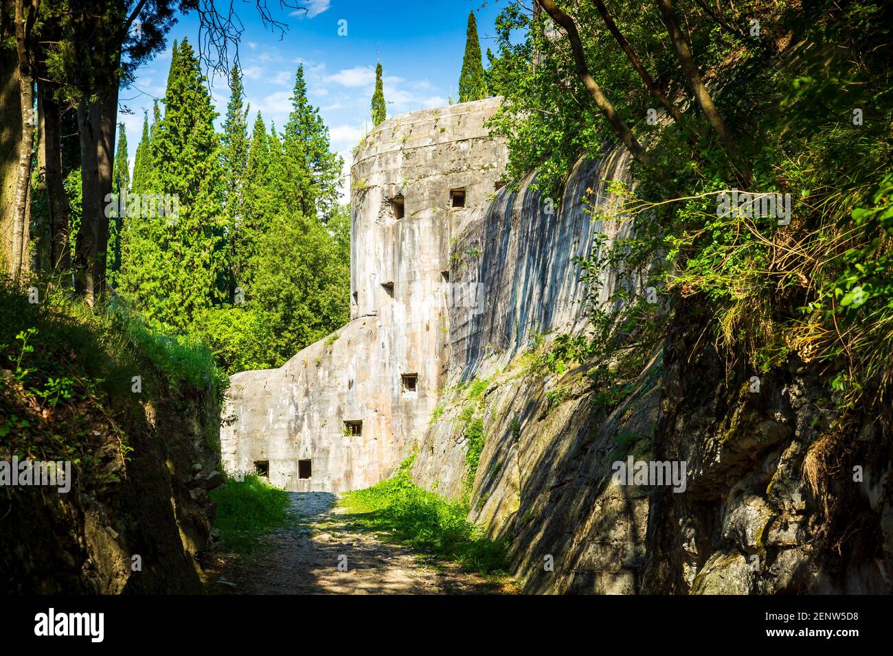 Le rovine di una fortezza bunker vicino a Riva del Garda, Italia. Popolare marchio di terra e una bella escursione in montagna con una splendida vista sul lago. Foto Stock