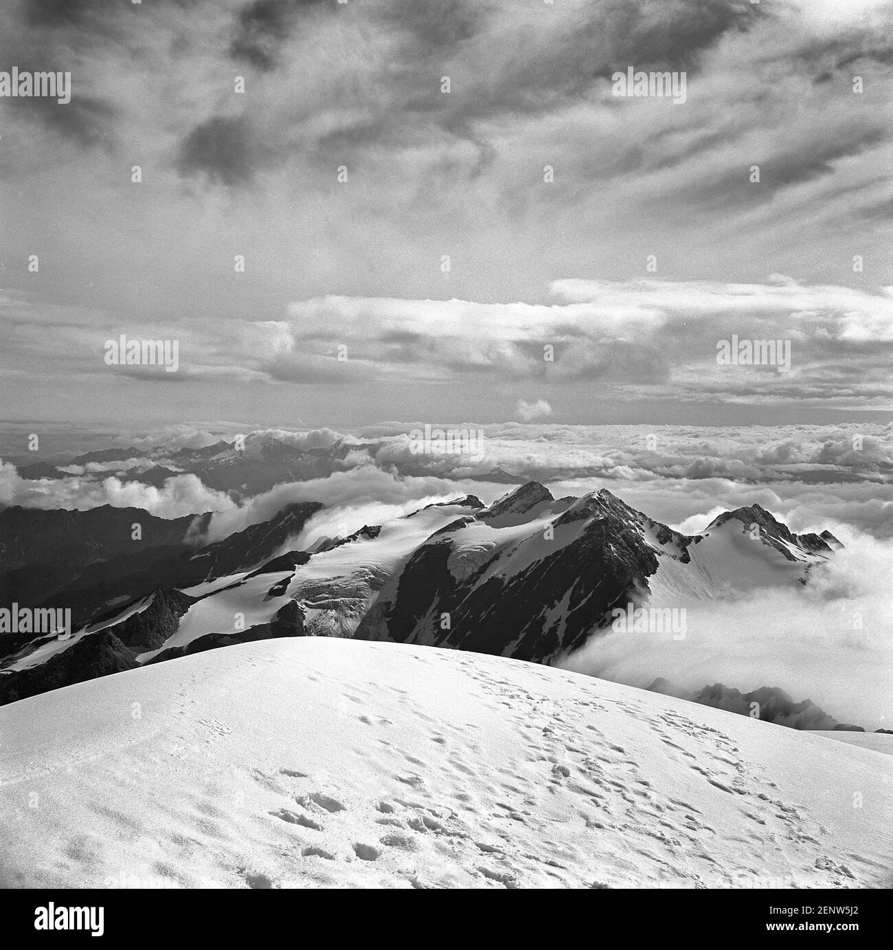 Austria, Tirolo. Questa scena si affaccia sulle montagne del Feuerstein, le montagne di pietra fuoco che si dice siano tra le più belle di tutte le montagne dello Stubai a causa dei loro ghiacciai sospesi come nel 1968. Purtroppo i ghiacciai sospesi qui visti sono ormai andati a causa del riscaldamento globale, tutto ciò che rimane è solo alcune macchie di neve. Foto Stock