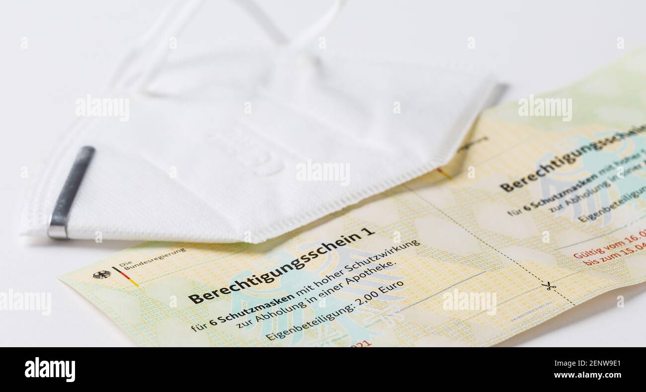 Hockenheim, Germania - 02 febbraio 2021: Closeup del certificato di abilitazione del governo tedesco (berechtigungsschein) per l'acquisto di maschere di protezione ffp2 w Foto Stock