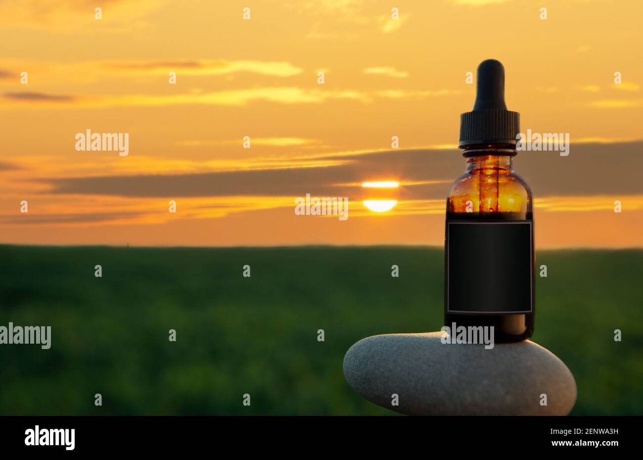 Olio per barba biologico - bottiglia su fondo naturale. Foto Stock