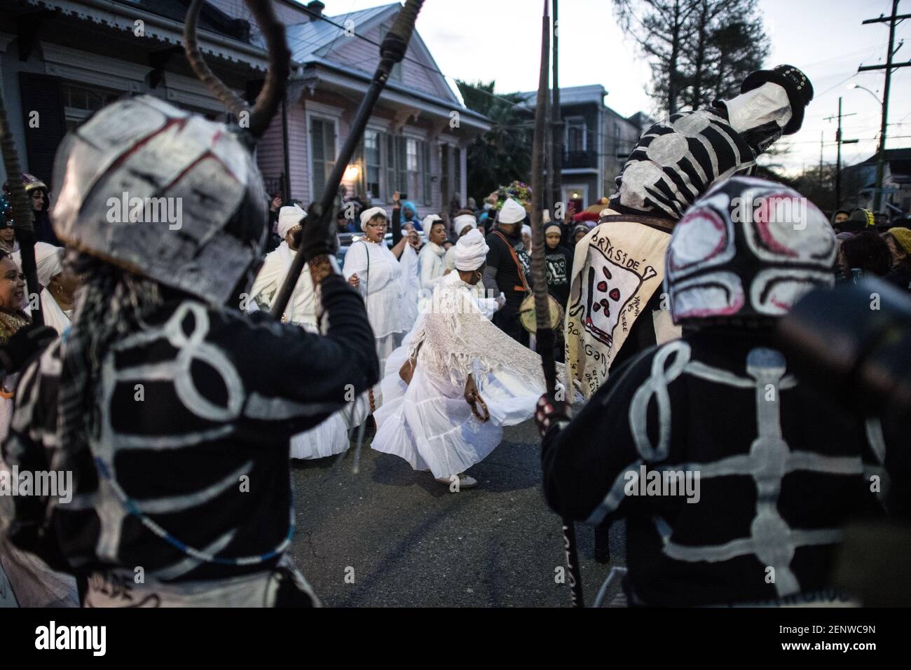 La banda del teschio e delle ossa con le sette Sorelle mistiche nelle strade del Mardi Gras di New Orleans mattina all'alba. Foto Stock