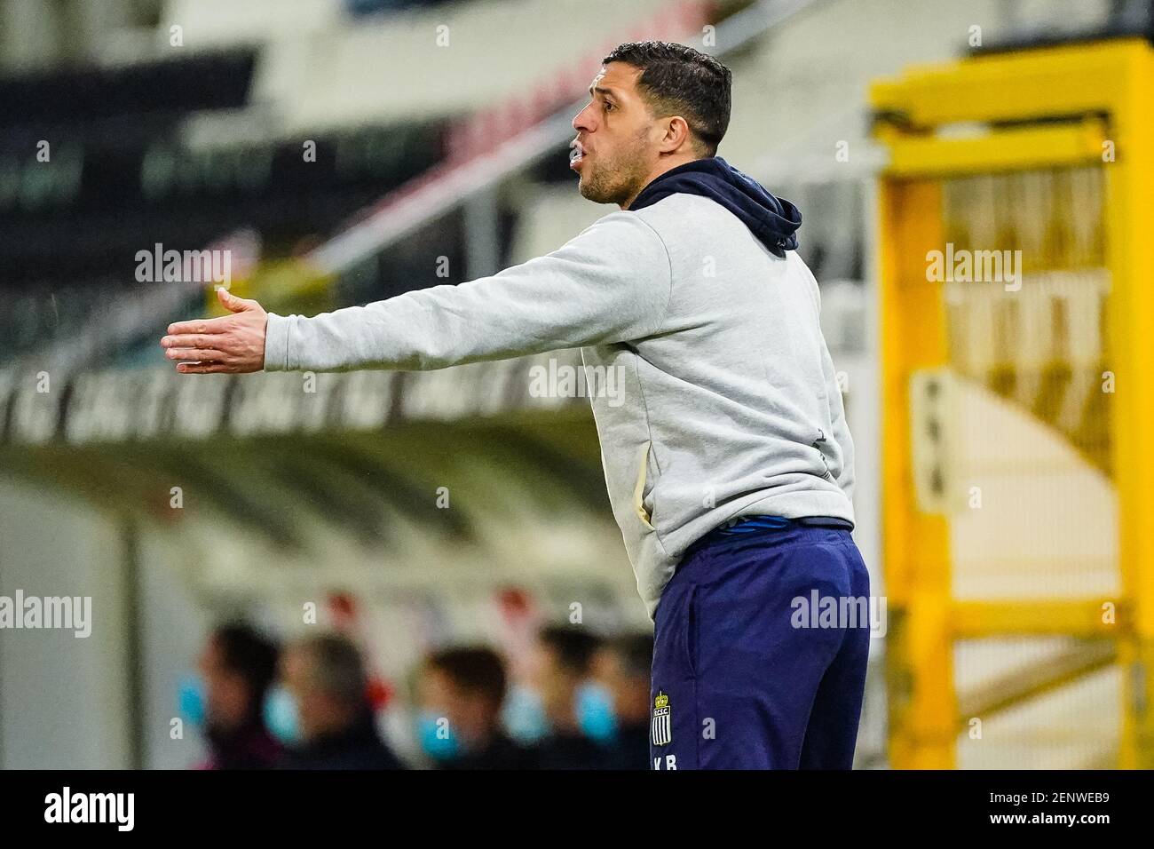 CHARLEROI, BELGIO - FEBBRAIO 26: Allenatore Karim Belhocine di Charleroi durante la partita della Pro League belga tra Charleroi e KRC Genk allo Stade du Pays de Charleroi il 26 febbraio 2021 a Charleroi, Belgio (Foto di Jeroen Meeuwsen/Orange Pictures) Foto Stock