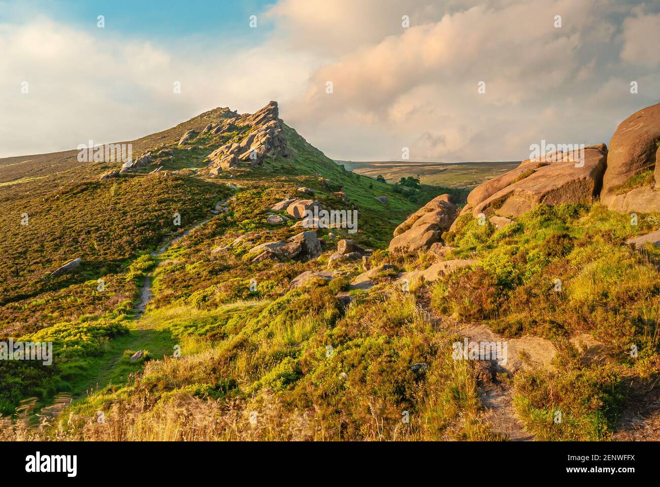 Ramshaw Rocks vicino alla Roaches Rock Formation, Peak District, Staffordshire, Inghilterra al tramonto. Foto Stock