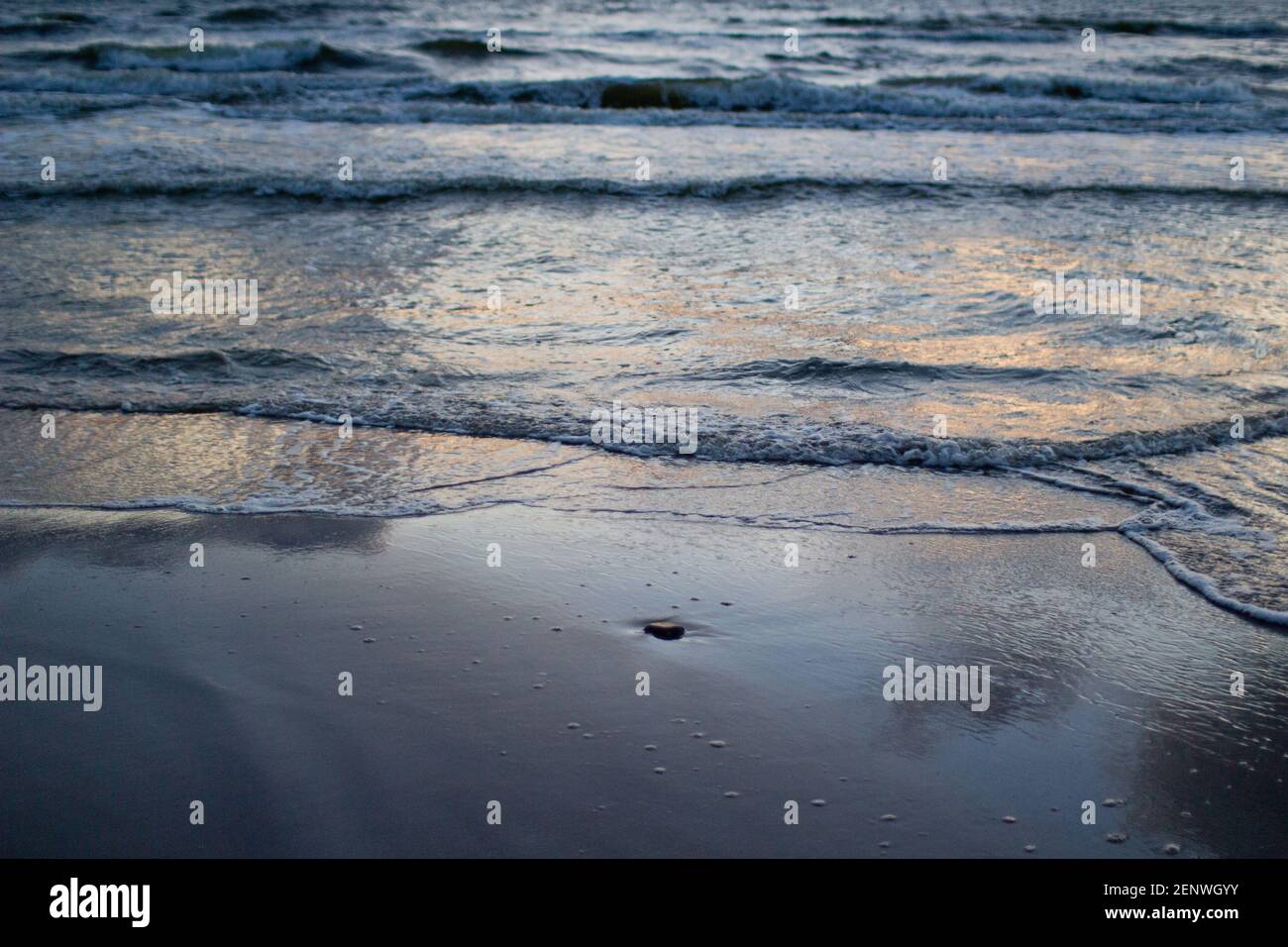 Sera con nuvole e onde. Spettacolare Seascape. Foto Stock