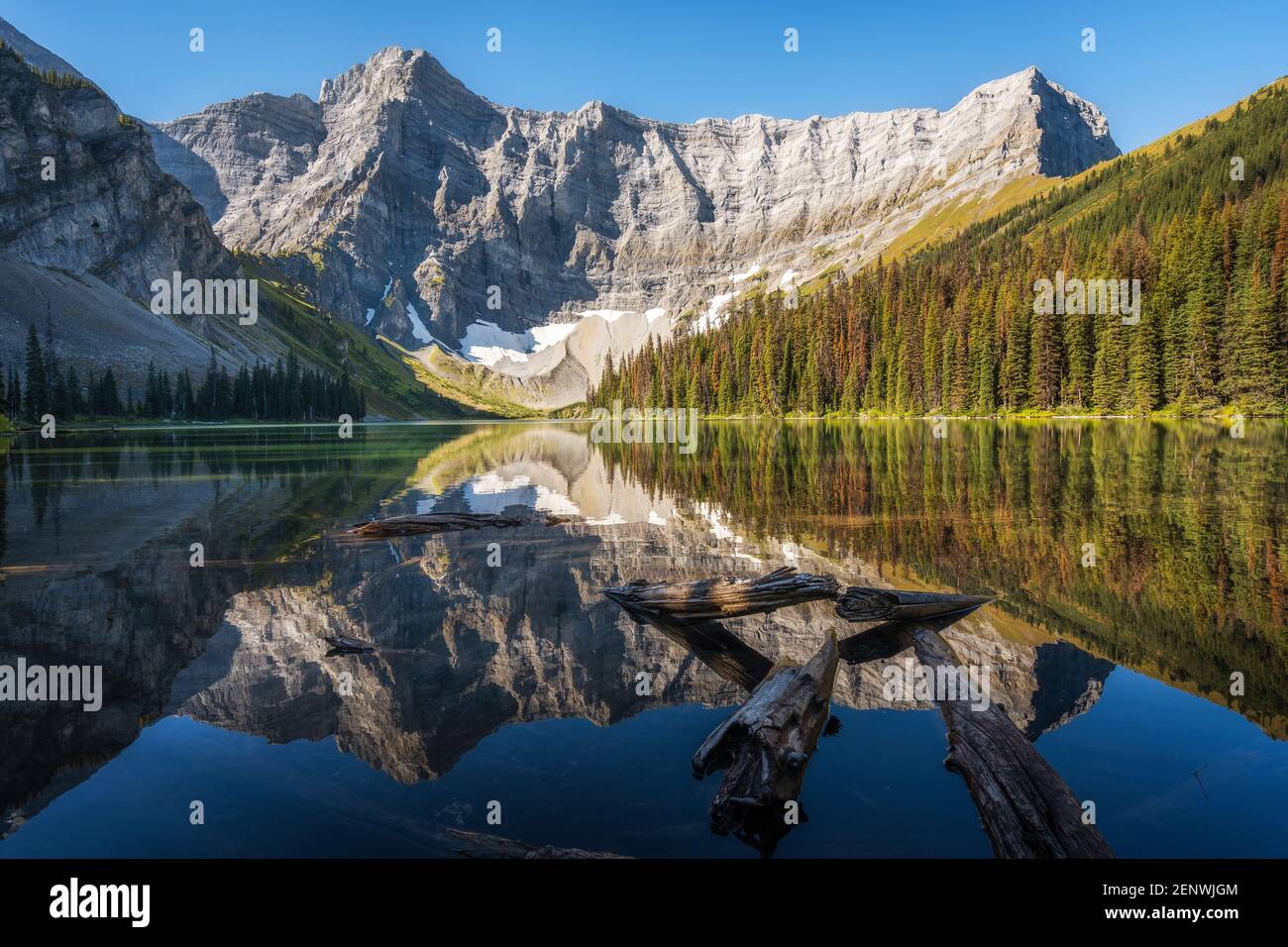 Vista panoramica sul lago Rawson durante l'estate nella regione di Kananaskis, Alberta, Canada. Foto Stock