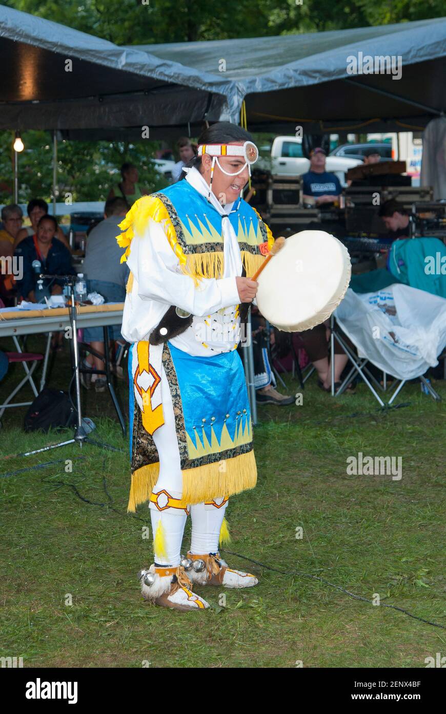 Cantante in un Powwow, First Nation, Canada Foto Stock