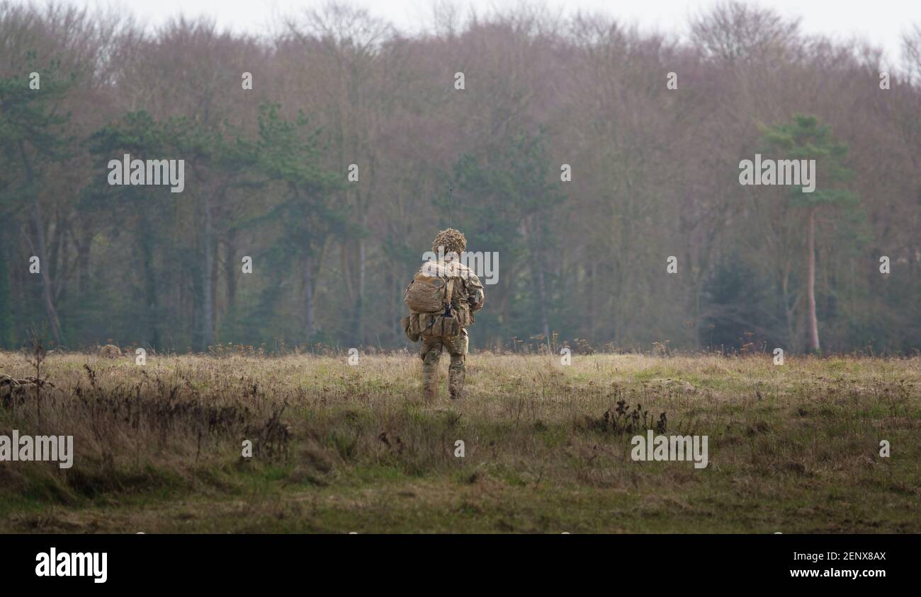 Un soldato Royal Gurkha Fucili in completo equipaggiamento da battaglia durante un esercizio su Salisbury Plain, Wiltshire Foto Stock